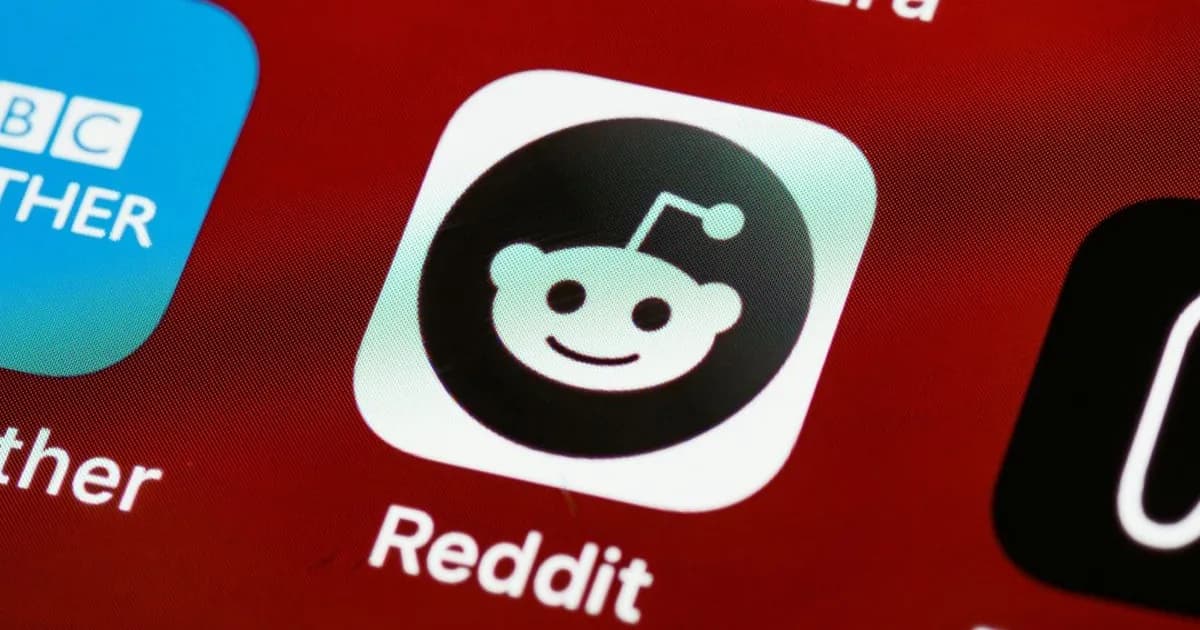 Ilustrasi logo Reddit dengan latar belakang gelap dan elemen AI