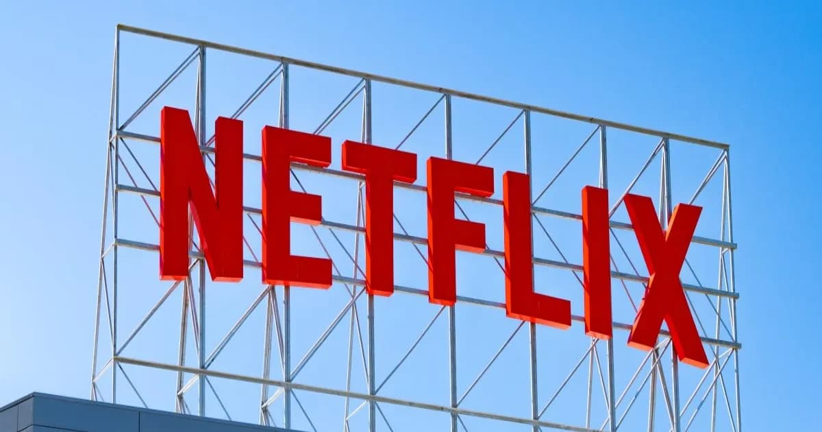 Ilustrasi logo Netflix dengan ikon TikTok dan YouTube di latar belakang