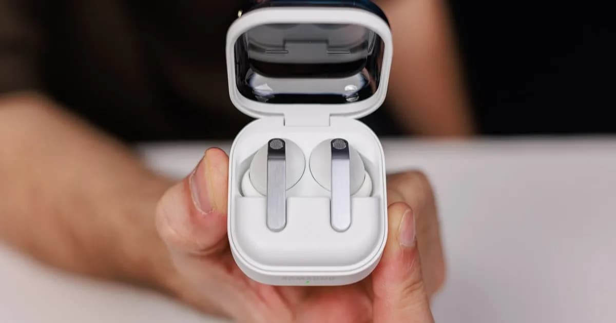 Galaxy Buds Pro 4 earbuds in their case.