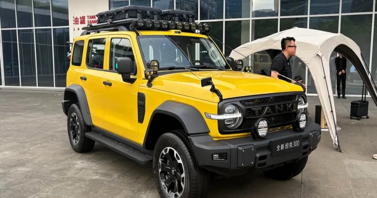 Tank 300 L versi refreshed dengan grille hitam baru dan lampu depan bundar