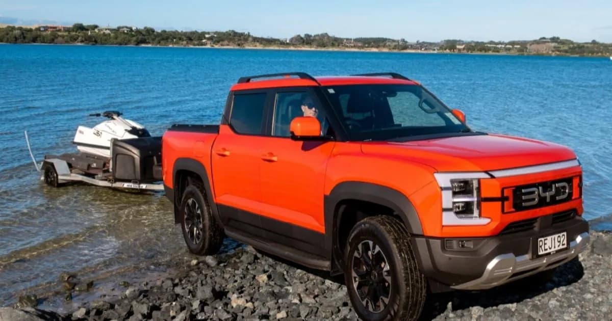 BYD Shark 6 pickup truck tampak samping di pameran otomotif