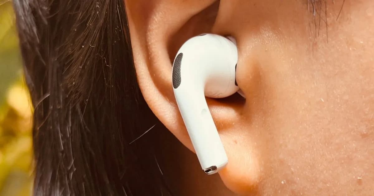 Tampilan layar iOS 27 beta 3 menunjukkan slider Adaptive Audio AirPods di menu pengaturan utama
