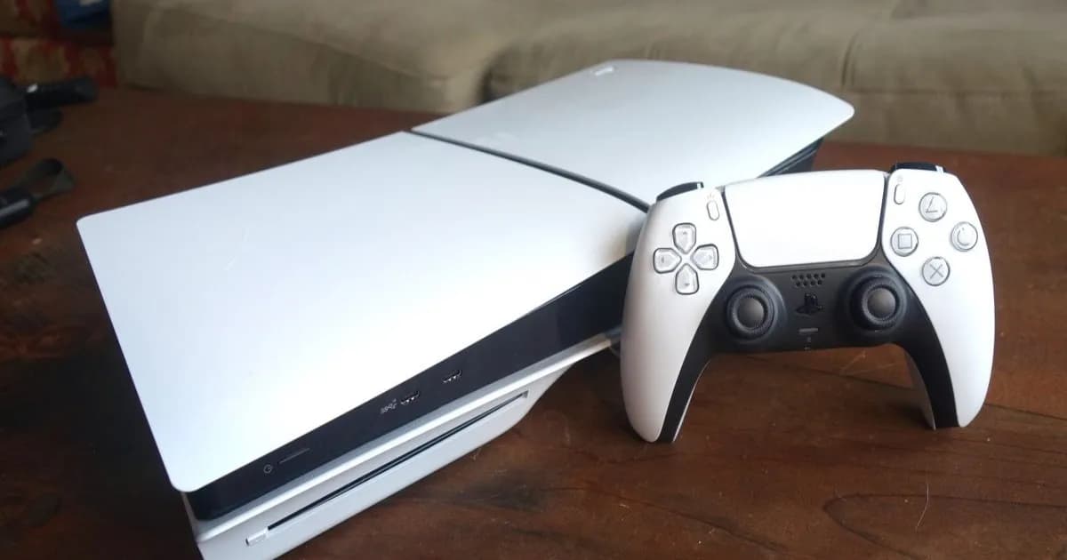 Dua konsol PlayStation 5 edisi standar dan digital dengan kontroler DualSense