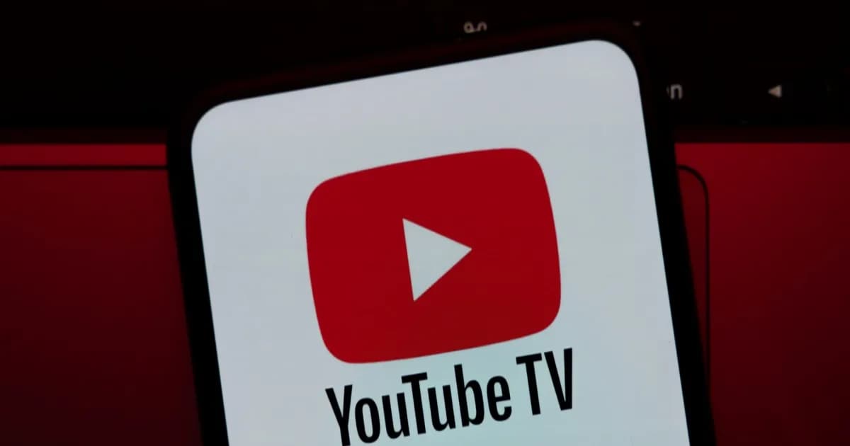 Ilustrasi logo Disney dan YouTube TV dengan latar belakang uang dolar Amerika
