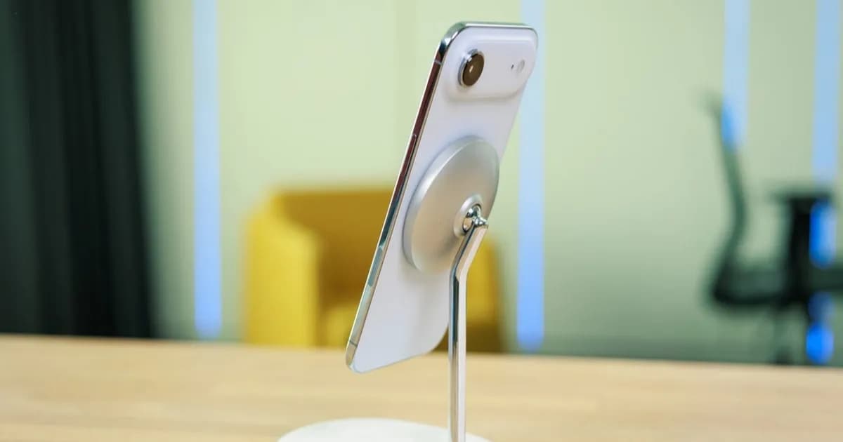 iPhone Air putih sedang diisi daya secara nirkabel di atas dudukan MagSafe