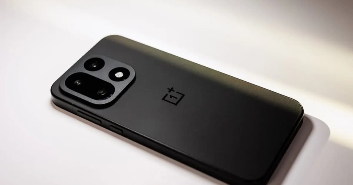 Ponsel OnePlus 15 berwarna hitam yang menjadi salah satu perangkat terakhir brand tersebut.