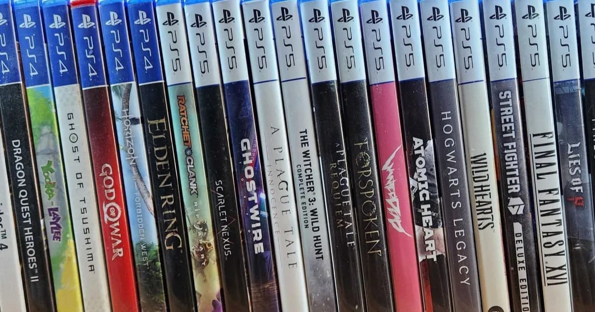 Koleksi game PlayStation 4 dan PlayStation 5 dalam kemasan disc fisik