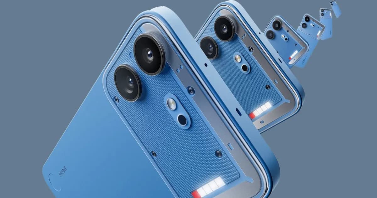 Tampilan belakang Nothing Phone (4b) dengan sekrup dekoratif dan desain transparan