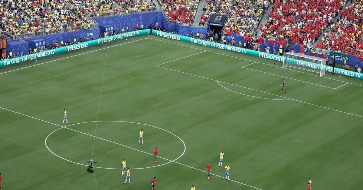 Layar Hisense RGB MiniLED di Ruang VAR FIFA World Cup 2026 dengan Presiden FIFA Gianni Infantino