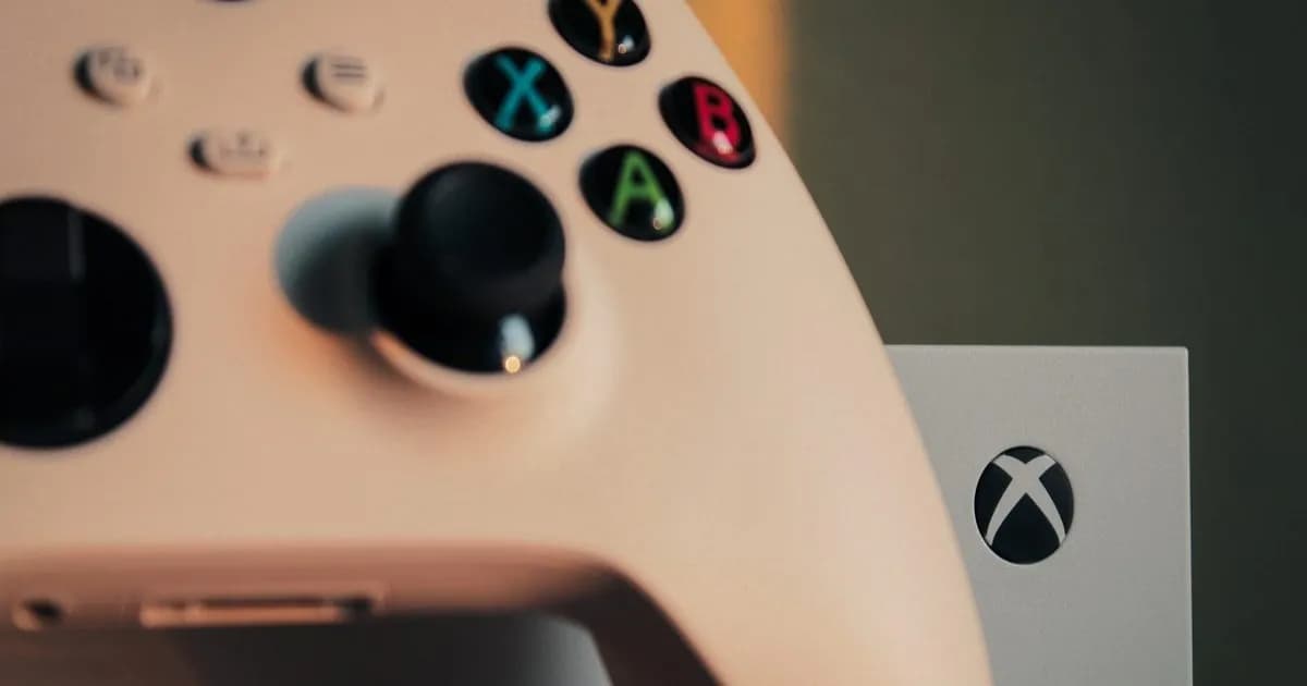 Ilustrasi logo Xbox dengan latar belakang gelap dan lampu neon hijau