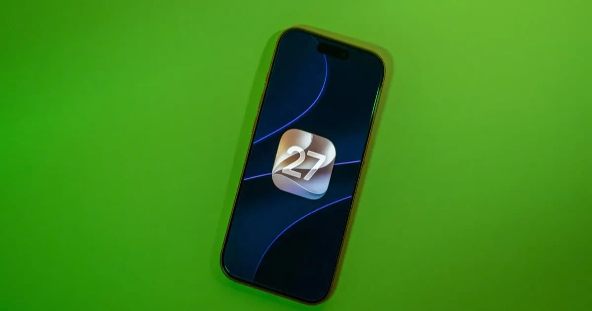 Tampilan layar iPhone dengan menu pengaturan suara Siri AI di iOS 27 beta 3