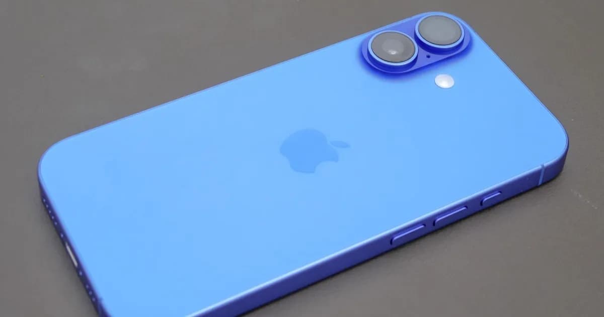 Tampilan antarmuka Assistive Access di iPhone dengan ikon aplikasi besar dan sederhana