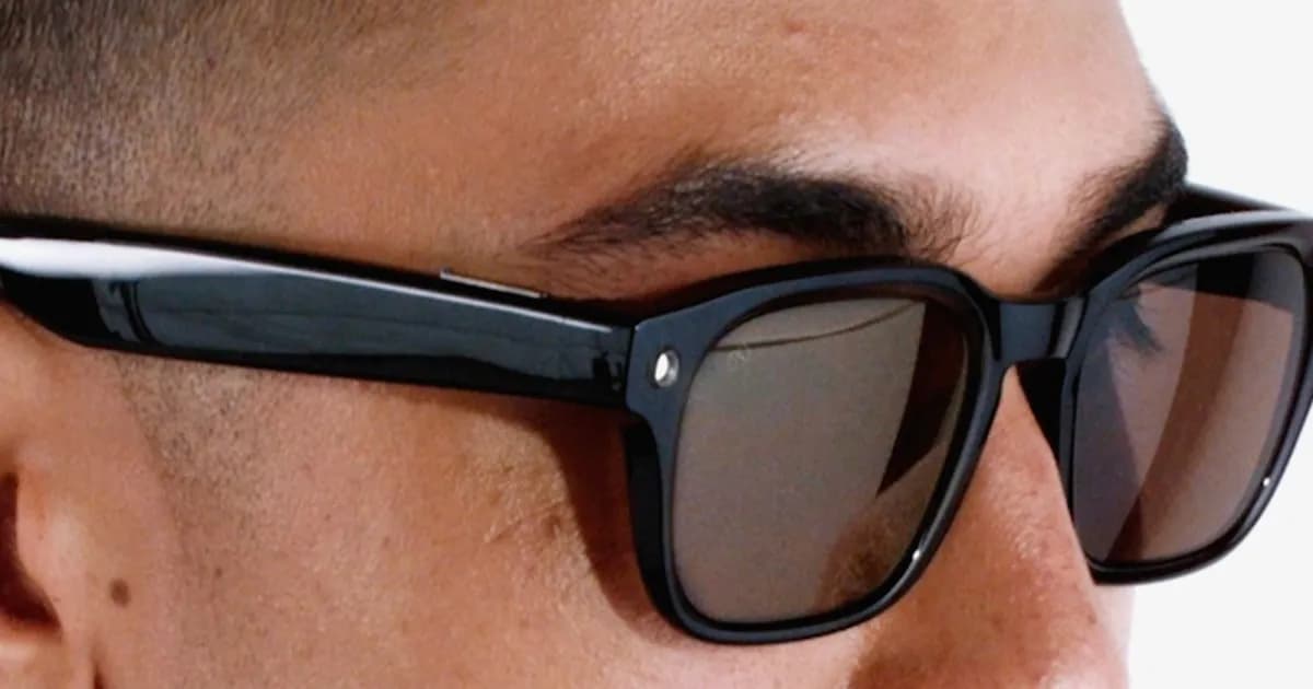 Seseorang mengenakan kacamata Meta AI Glasses dengan LED perekaman menyala
