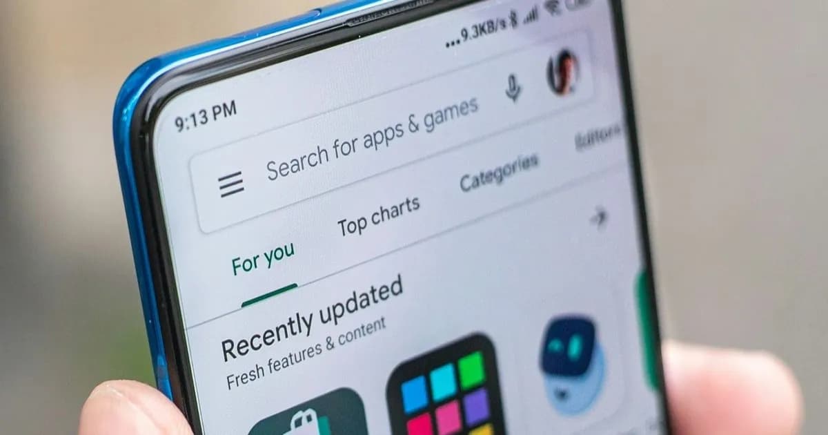 Ilustrasi ponsel Android dengan notifikasi pembaruan kebijakan data seluler