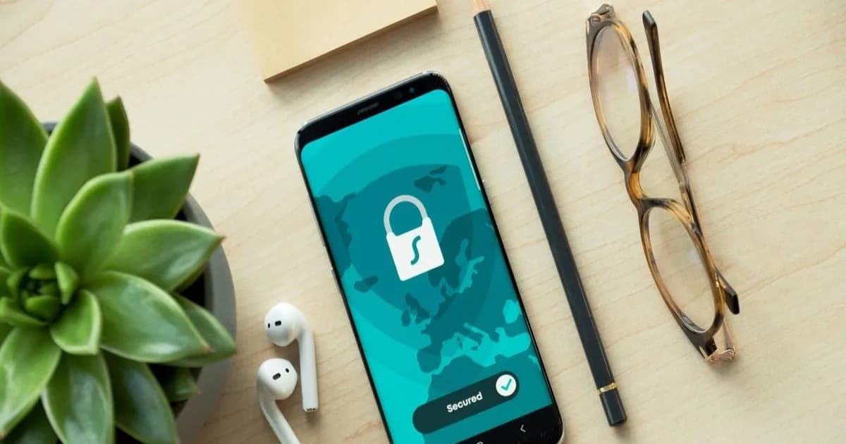 Ilustrasi aplikasi VPN di ponsel Android dengan latar belakang jaringan data
