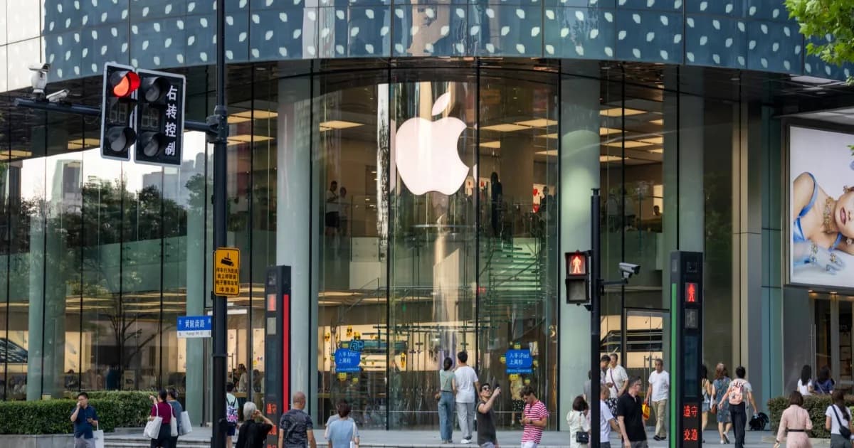 Fasad toko Apple dengan logo apel putih ikonik.