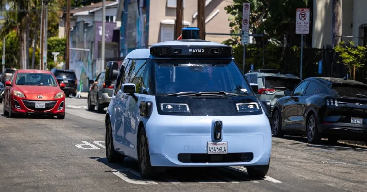 Mobil robotaxi Waymo Ojai berwarna biru muda di jalanan California