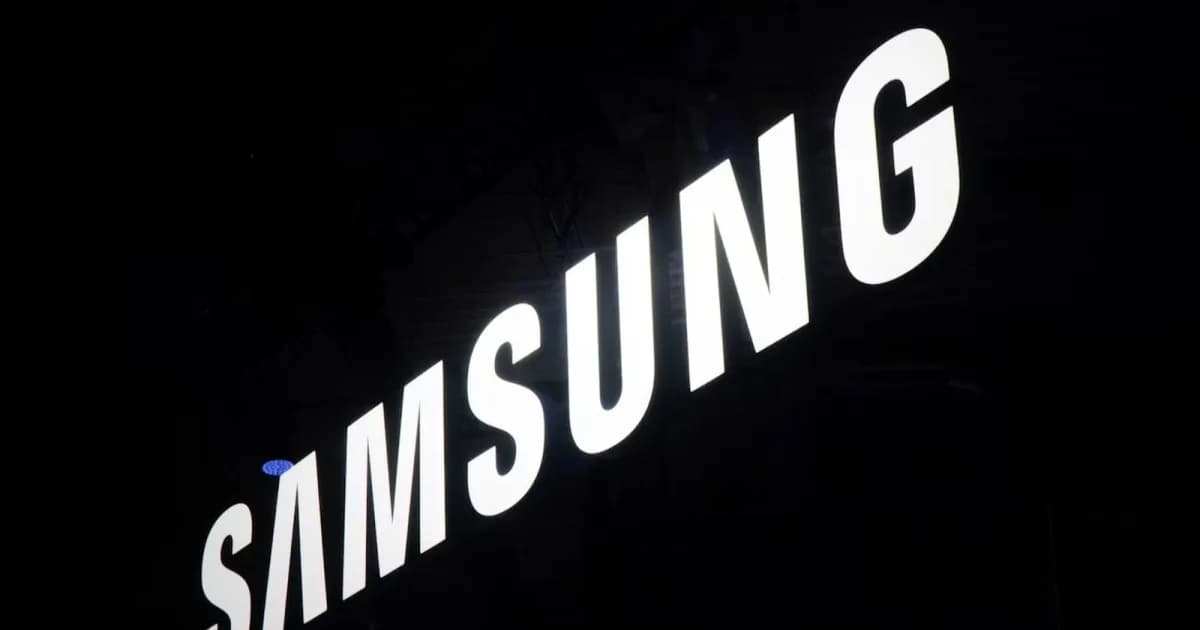 Logo Samsung berwarna putih dengan latar belakang hitam.