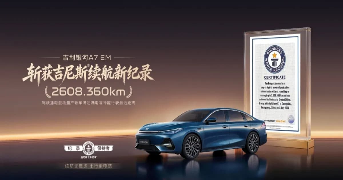 Geely Galaxy A7 EM tampak depan dengan latar jalan pegunungan