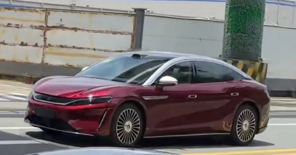 BYD Da Han sedan merah tanpa kamuflase di jalan China