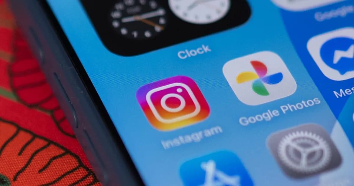 Tampilan logo Instagram di layar iPhone 16 Pro Max