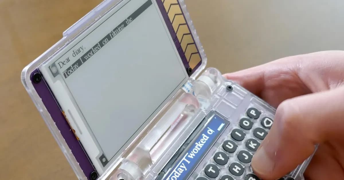 PocketMage PDA clamshell dengan keyboard fisik dan layar e-paper