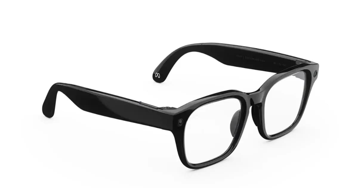 Sepasang smart glasses dengan lensa transparan di atas meja kayu