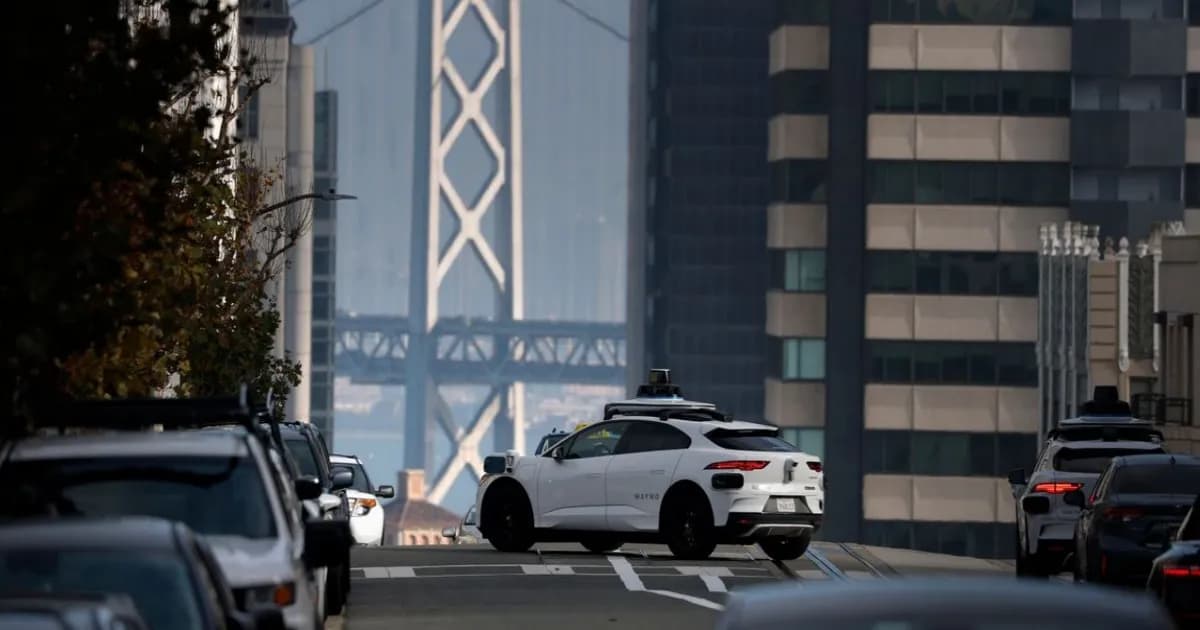 Robotaxi Waymo yang terparkir di jalan kota, ilustrasi masalah kendaraan otonom dengan petugas darurat