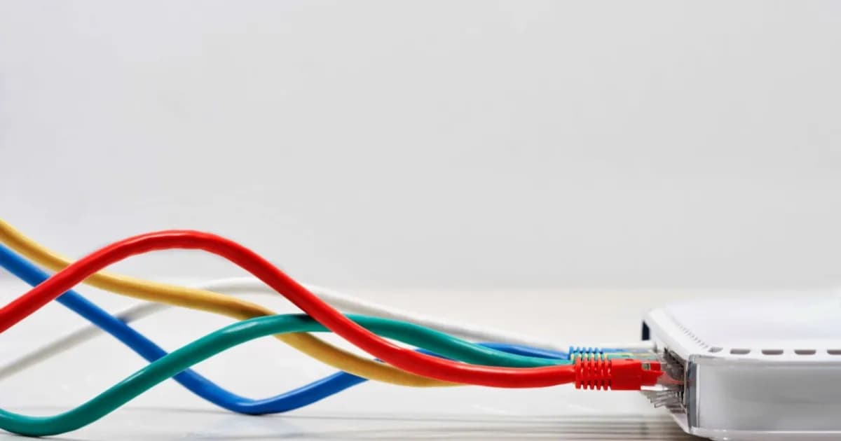 Ilustrasi kabel yang terhubung ke bagian belakang router broadband dengan latar belakang putih