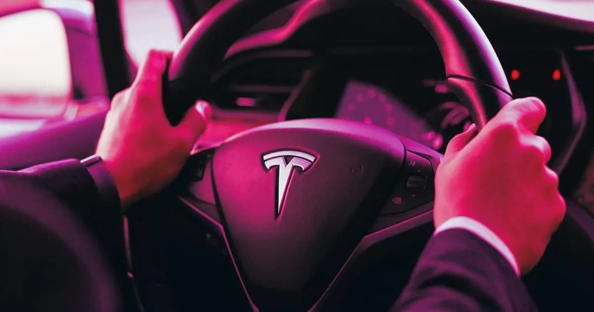 Ilustrasi pengemudi dengan tangan di setir Tesla yang menunjukkan teknologi self-driving.