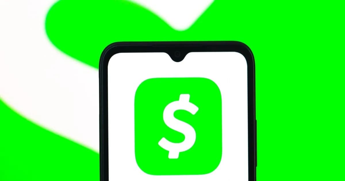 Ilustrasi aplikasi Cash App dengan latar belakang hukum dan keamanan digital