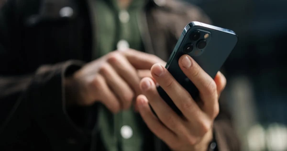 Ilustrasi bug brightness iOS 26 di iPhone 17 Pro Max dengan slider kecerahan lambat