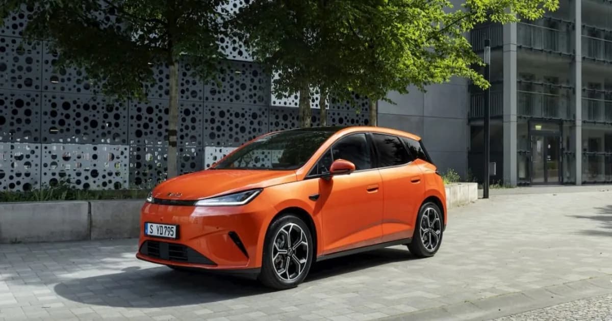 BYD Dolphin G DM-i tampak samping dengan desain kompak dan modern