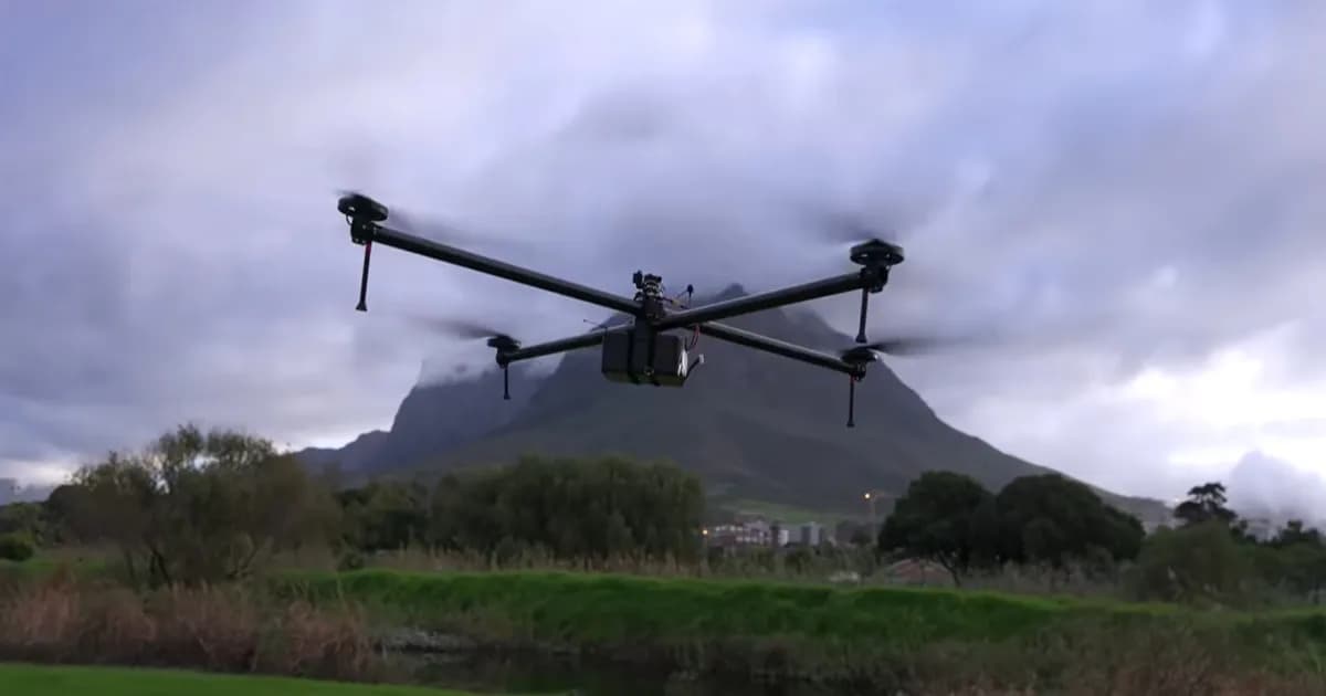 Drone custom Luke Bell yang mencetak rekor Guinness World Records dengan penerbangan 261 menit