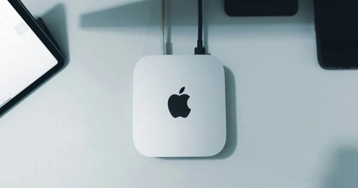 Mac mini M4 di atas meja dengan SSD portabel