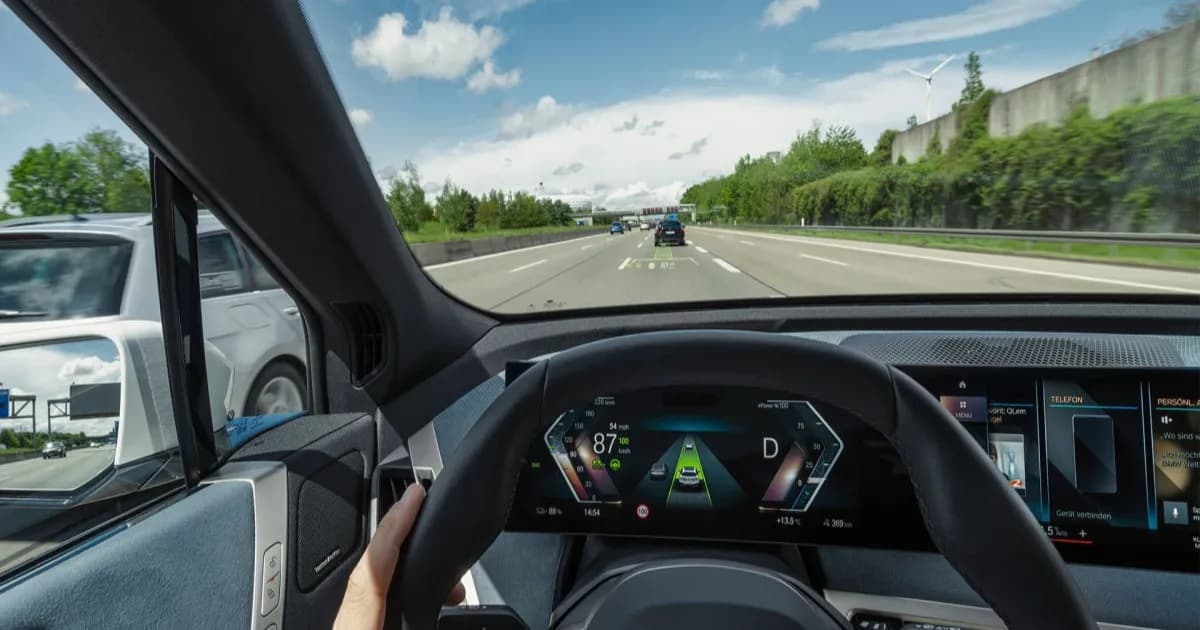 Ilustrasi sistem kamera pemantau pengemudi pada mobil modern