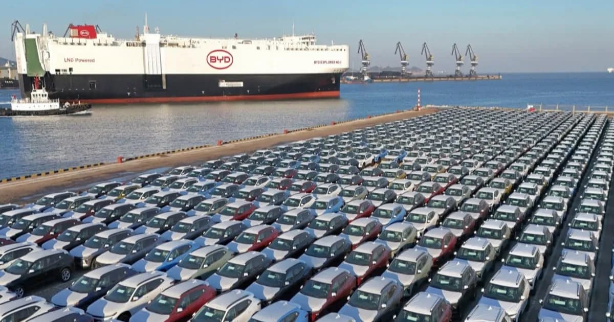 Mobil-mobil BYD siap diekspor dari pelabuhan di China