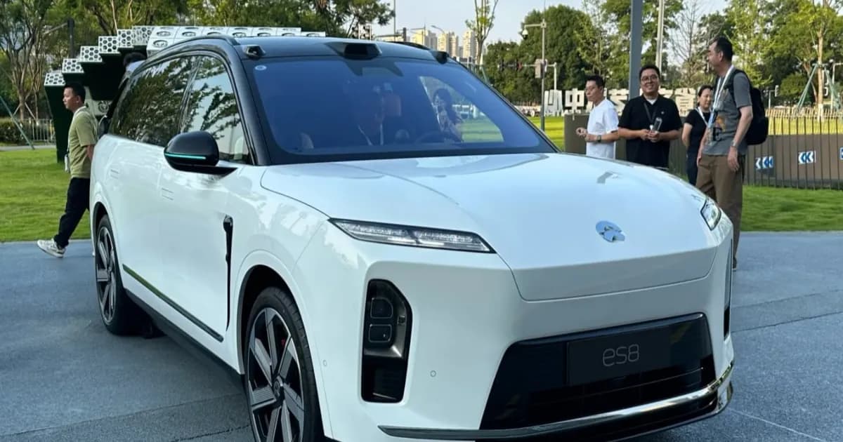 Nio ES8 lima kursi tampak samping dengan desain eksterior khas Nio