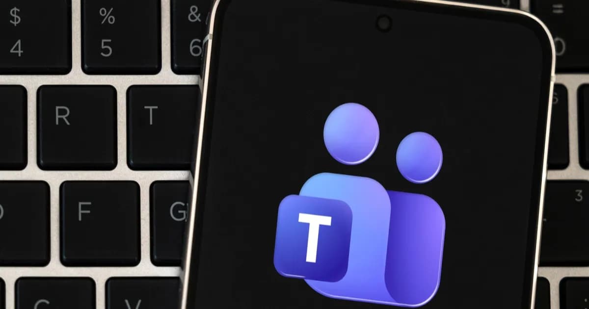 Logo Microsoft Teams di ponsel yang diletakkan di atas keyboard