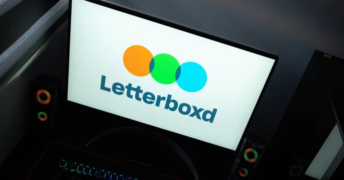 Logo Letterboxd tampil di layar monitor komputer
