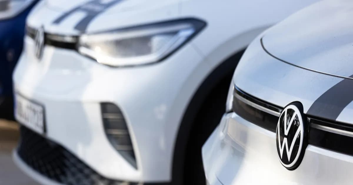 Mobil-mobil Volkswagen berjejer di area parkir pabrik Wolfsburg