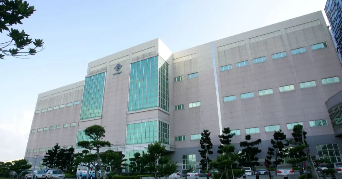 Gedung markas Nanya Technology di Kueishan, Taiwan dengan latar langit cerah