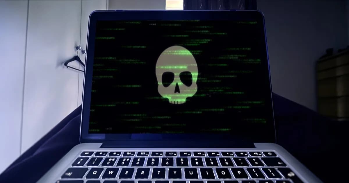 Ilustrasi seorang negosiator ransomware di depan layar komputer dengan latar belakang kode biner dan logo BlackCat