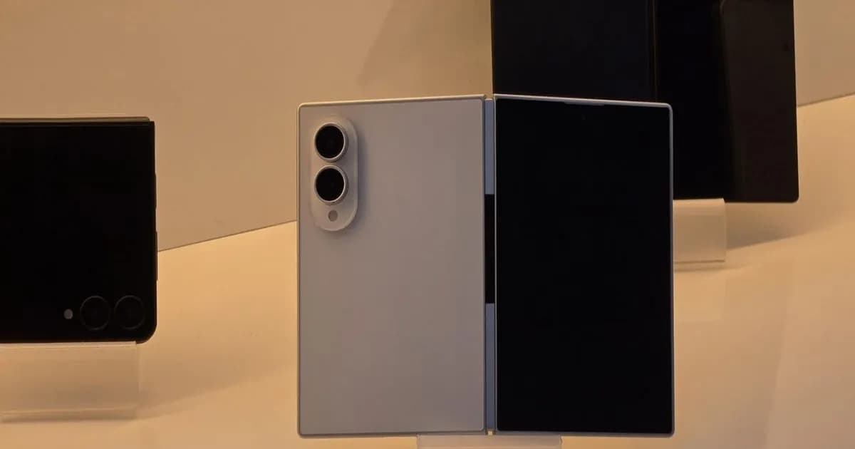 Foto asli Galaxy Z Fold 8, Fold 8 Ultra, dan Flip 8 terpajang di gerai Samsung Korea Selatan
