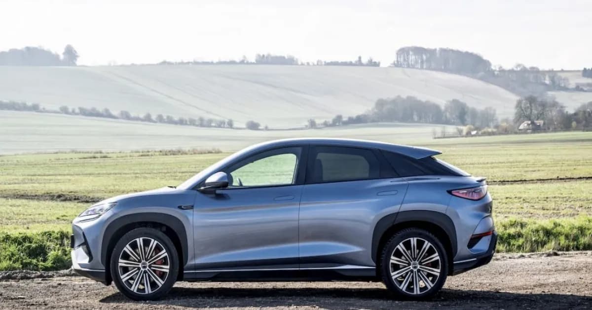 BYD Sealion 7 dan Tesla Model Y di jalanan Australia dengan latar belakang kota modern