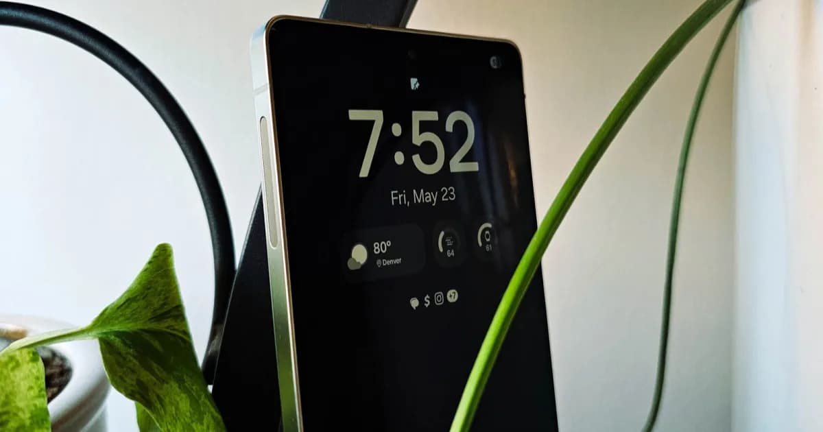Smartphone Samsung Galaxy dengan aplikasi Gallery dan OneDrive