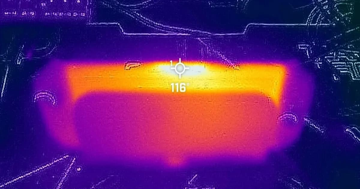 Ilustrasi kartu grafis Nvidia GeForce RTX 5070 Ti dengan sensor hotspot yang tersembunyi