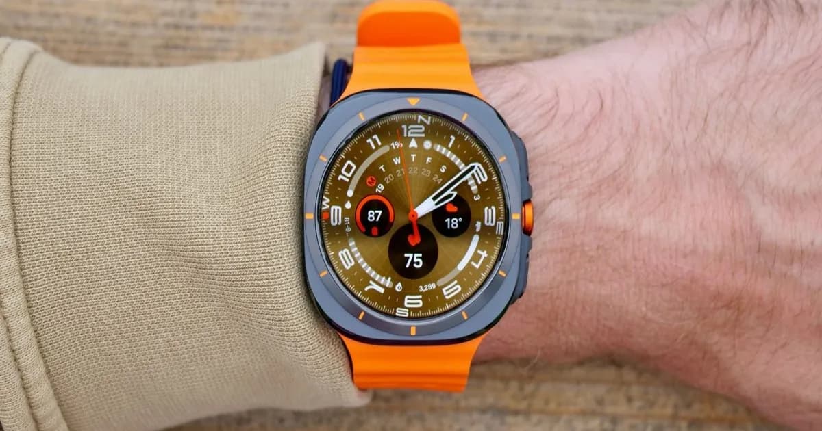 Tampilan Galaxy Watch 9 dengan layar menyala di pergelangan tangan