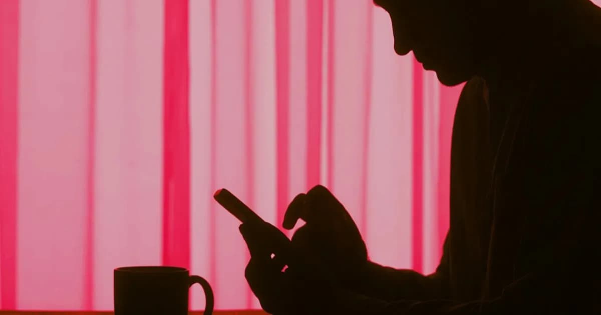 Ilustrasi pria menggunakan smartphone dengan efek warna, terkait kasus Grok hasilkan gambar porno anak