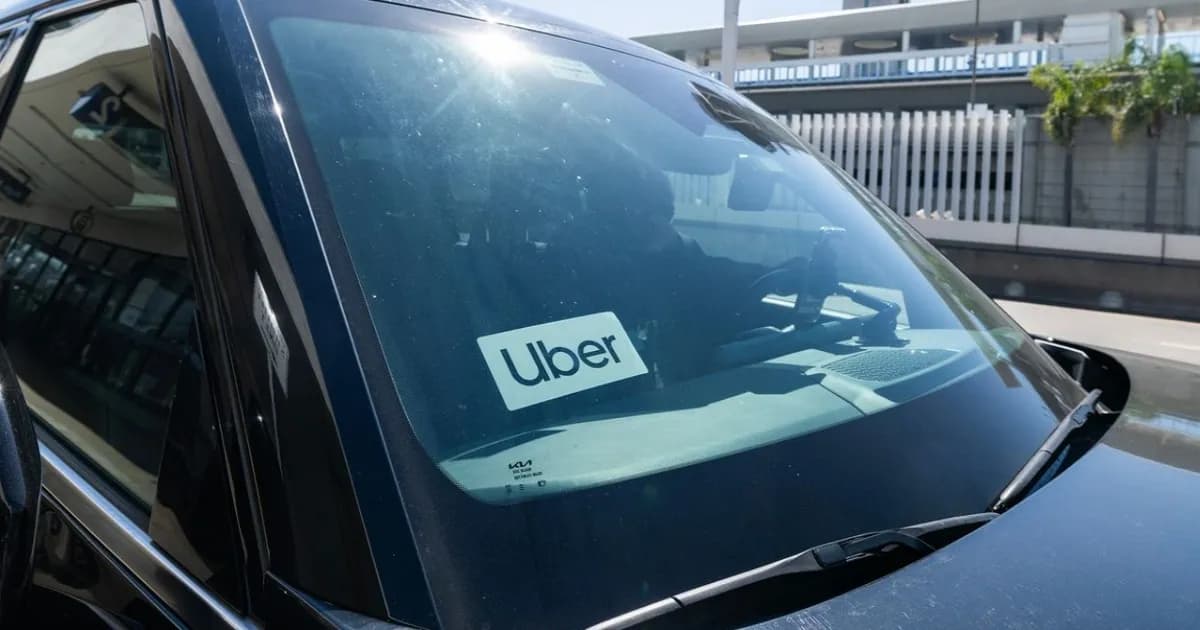 Ilustrasi strategi lobi Uber untuk regulasi robotaxi dan jaringan hibrida